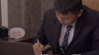 【新年贺岁档】91国产痴汉系列经理看片痴狂，在办公室强行后入员工720P高清版