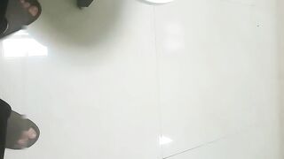 女子SPA养生馆《私处保健直播偷拍》闺蜜介绍来的稀毛白虎少妇男技师让她闭上眼睛好好享受骚货有些紧张啊双手抓着拳头