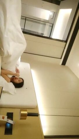 老哥探花约了个颜值不错衬衣妹子啪啪 沙发上玩弄洗澡上位骑乘抽插 很是诱惑喜欢不要错过