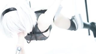 最新机械纪元COS装妹子装绳子捆绑吊着 拨开内裤炮击从下往上抽插无毛白皙 1080P高清非常诱人