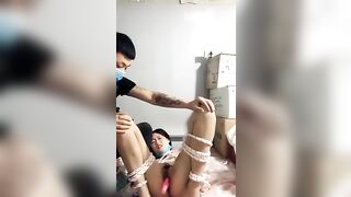 颜值不错贫乳萌妹子第四部 玩SM绳子捆绑打屁股道具插BB不要错过