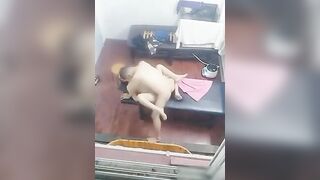 大神路边按摩足疗小店窗户外偸拍按摩技术很牛逼的肥臀少妇