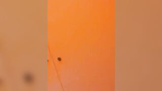 坑爹女主播潜入浴场更衣室洗浴间偷拍今天选的时间段还不错有不少年轻妹子