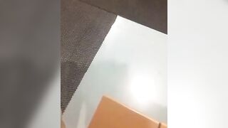 坑爹女主播潜入浴场更衣室洗浴间偷拍今天选的时间段还不错有不少年轻妹子