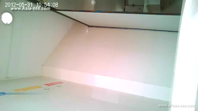 卫生间偷拍个个BB都是高清特写 尿好干净 居然可以看见阴道 她的逼到底是多大