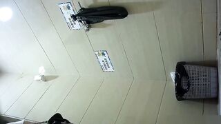 坐盗市最新流出商场全景女厕偷拍其中两个黑丝妹子很有撸点