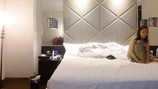 上海某酒店和朋友一起爆操艺术学院极品清纯漂亮的鲍鱼逼美女,美女不同意3P,两人只能轮流操!