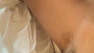 喜歡硬雞雞的清純可愛大學美女不停舔雞雞,直到硬的像個棒槌一樣才讓操