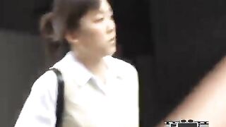 学生妹当街扒裤子.