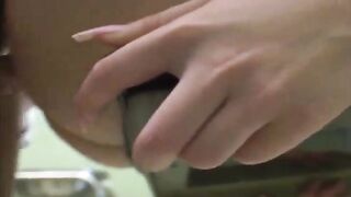 风骚漂亮护士和刚做完手术还穿着手术服医生直接在手术台啪啪.