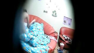 酒店情趣红床偷拍皮肤黝黑健壮小伙和性欲很强的白nen嫂子开房偷情