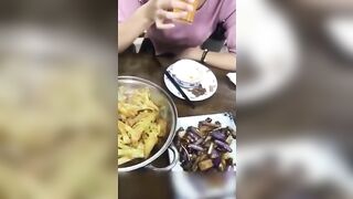 和性感黑丝女同事吃饭饮料下迷药