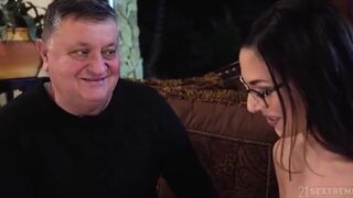 美女过生日被包养她的老土豪狂操nen屄.