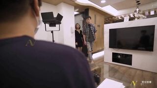 《新年贺岁档》国产AV剧情摄影师诱导女模发浪骚气调情在拍摄现场做爱1080P高清版