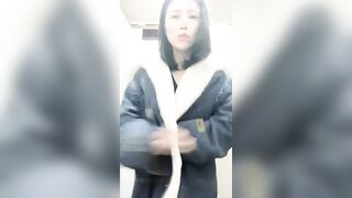 颜值不错美少妇腿上绑振动棒户外诱惑 开裆丝袜边吃饭震动再到厕所自慰