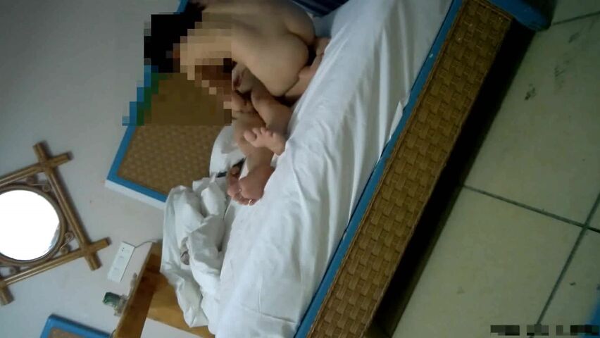 【麻花免费视频】91龙哥三亚旅游叫的上门兼职女导游服务一般，但是叫声不错，高潮了，抓紧床单了