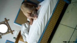 小县城宾馆约啪老公常年外出打工在家寂寞难耐的良家美少妇啪啪,特别敏感刚插一会就高潮淫叫,逼逼一紧一紧的夹鸡巴!