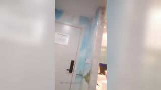 重庆光头强微信约炮两个百元级别的兼职妹第一个不大行，后面那个还不错皮肤白嫩大奶贵妇型