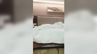 《91沈先生》大哥招嫖小卡片给他找来两个妹子玩双飞哈哈每天吃几个生蚝的沈先生就是厉害