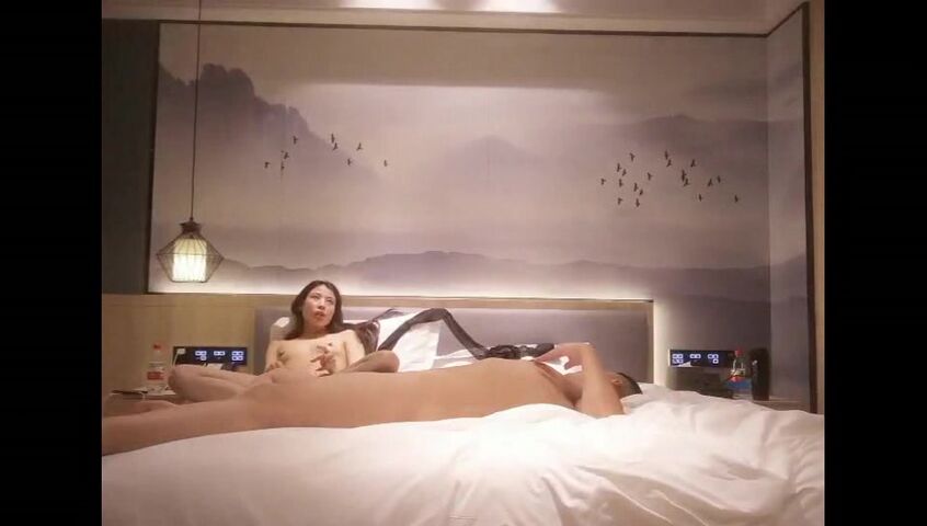 酒店約炮兼職大學生美女穿上黑絲互舔啪啪連續幹了兩炮