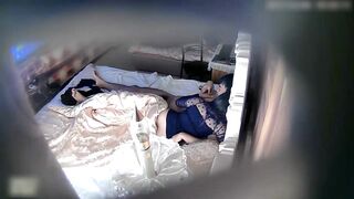 猥琐小伙憋坏了饥渴把气质漂亮美女按倒激吻69互舔进入疯狂输出休息一会美女主动又干一炮美女边淫叫边说骚话