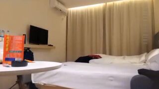 【麻花免费视频】90后小伙偷吃性药后宾馆嫖妓身材颜值很棒的气质美女姐姐,搞完一次没过瘾美女要走又加钟继续操,干的直喊爸爸.国语