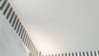 《女子養生SPA》給幾個富姐提供推油摳逼口交啪啪還帶了個徒弟