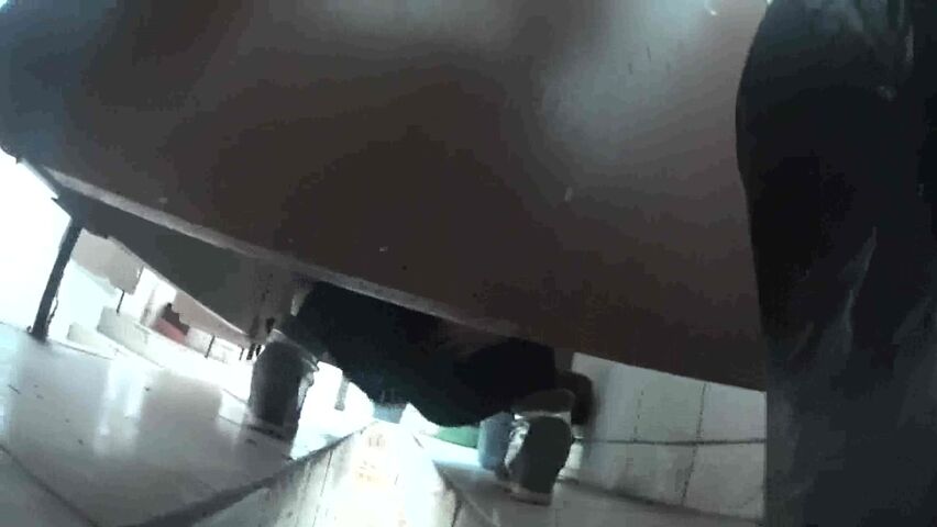 廁拍大神尾隨幾個美眉進英語補習班女廁偷拍