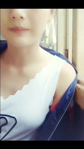 某職業院校98年大專小虎牙白嫩美女放學後在教室和厠所玩直播