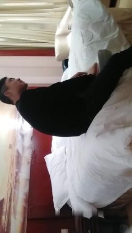 胖小伙酒店一次约操2位气质性感的援交美女啪啪,短头发那位美女有点傲不是很配合,干完长发的留着体力再好好折磨她.国语!