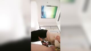 皮肤雪白漂亮的大长腿性感美女酒店上门服务,强行拉掉裤子不洗澡强迫口交,干逼时男说你的逼比你脸蛋都好看