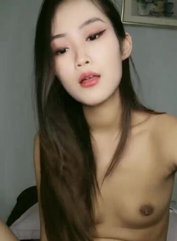 颜值女神玩逼玩菊花玩奶子，你应该没见过骚逼下蛋，炮击菊花，往里里灌奶喷水，扩阴器看子宫精彩不要错过