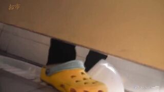 国内厕拍大神潜入某师范学院女厕偷拍学生妹嘘嘘下课人多要排队等厕位