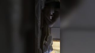 小伙约炮大一女神很害羞，脱内裤的时候还捂着脸“关灯关灯”