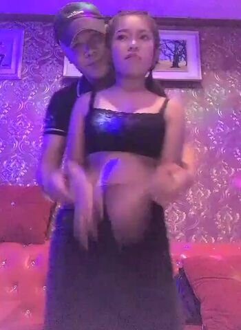 边境性爱好风光 老金哥KTV玩个冷傲越南妹纸泄泄火 美乳翘挺 外表冰冷 插入小穴的时候里面很火热 操的很爽