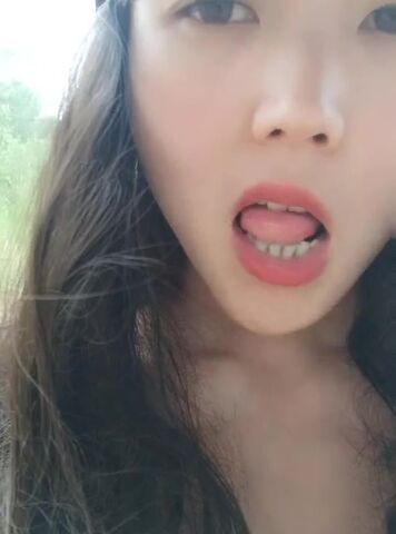 户外无敌小骚妞，全裸自慰呻吟给大哥口交，激情户外无视旁边路过的大爷，站着激情后入啪啪揉奶子